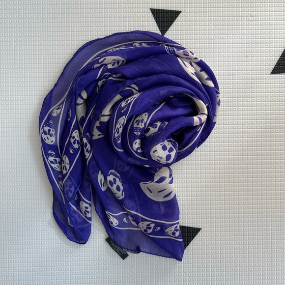 Classic Alexander McQueen skill scarf - Picture 2 of 3